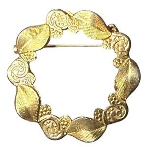 Vintage Gold Tone Wreath Brooch Pin Floral Leaf Design‎ Elegant Jewelry